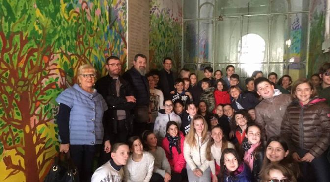 nuovo ingresso della De Amicis con i dipinti dei ragazzi. Complimenti!