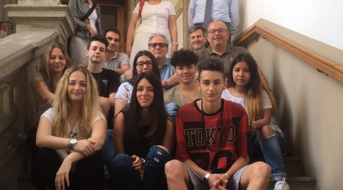 STUDENTI IN CAMPO PER LA PROMOZIONE DEI NEGOZI SFITTI