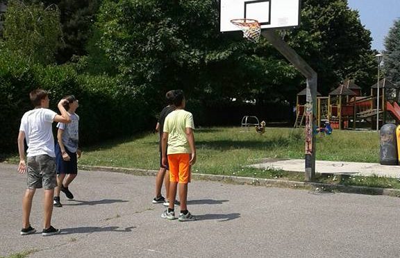 CAMPO DA BASKET ALL’APERTO: POSIZIONATI I CANESTRI