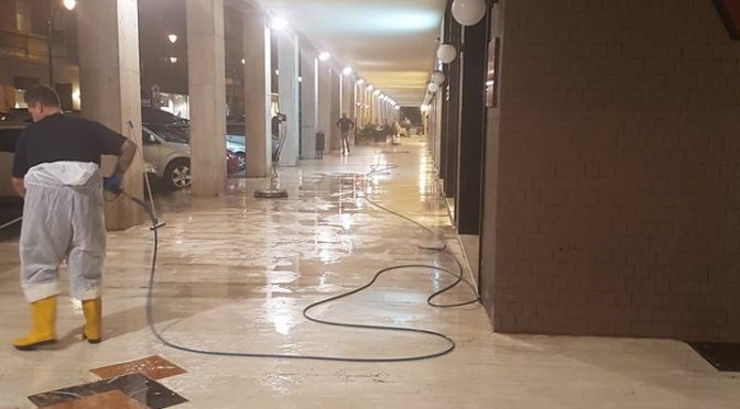 DECORO URBANO: PULIZIA STRAORDINARIA DEL PORTICO DI VIA MATTEOTTI